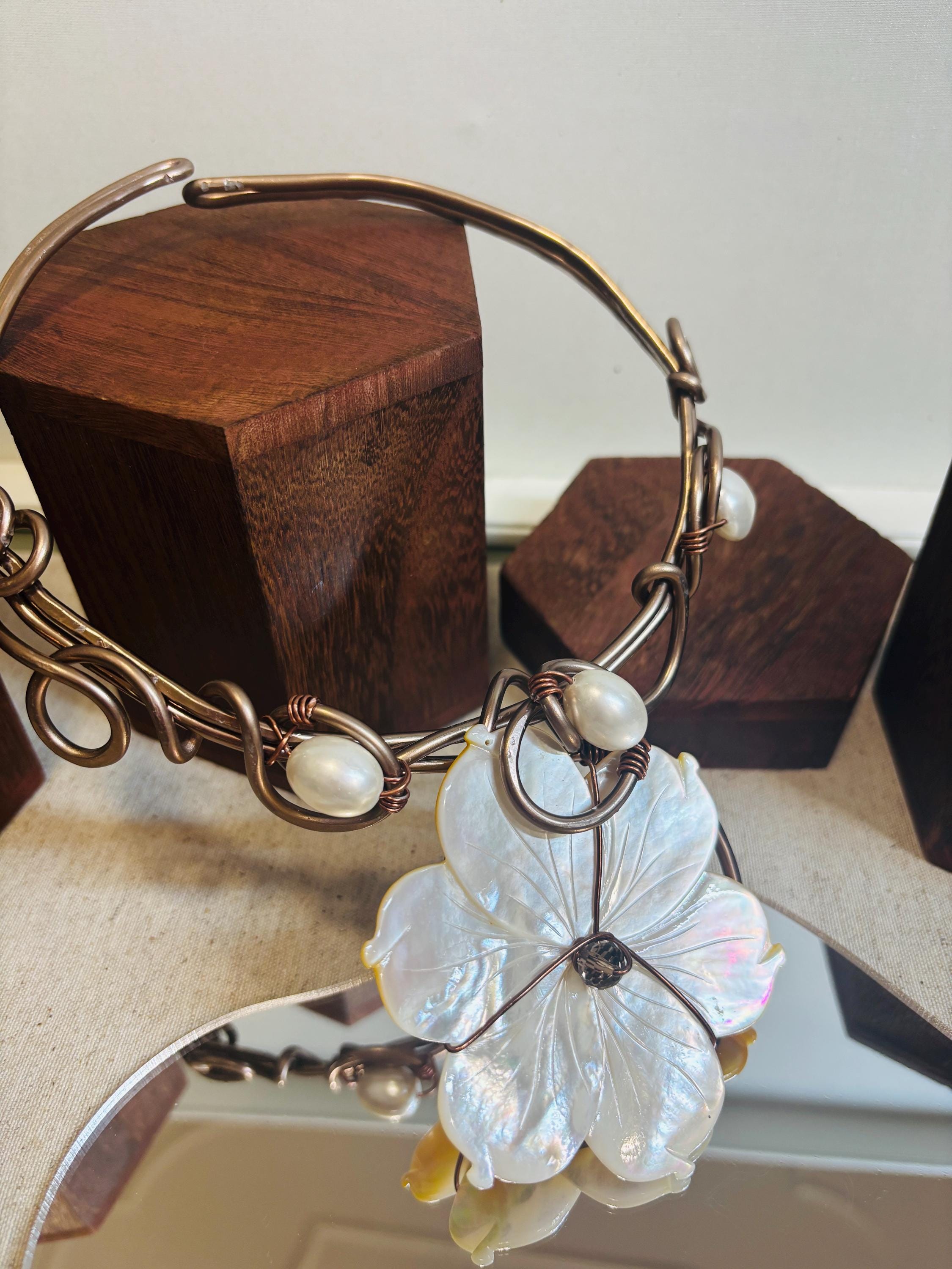 Collana rigida in rame ossidato e madreperla naturale con fiore grande | Girocollo boho chic elegante | Gioiello artigianale donna