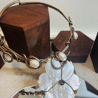 Collana rigida in rame ossidato e madreperla naturale con fiore grande | Girocollo boho chic elegante | Gioiello artigianale donna
