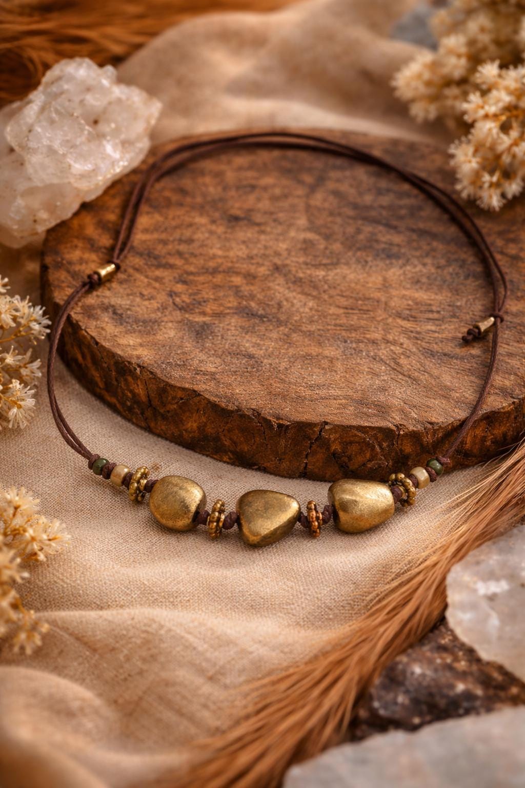 Collana boho con elementi in acciaio dorato | Collana con cordino marrone regolabile | Boho necklace artigianale idea regalo donna