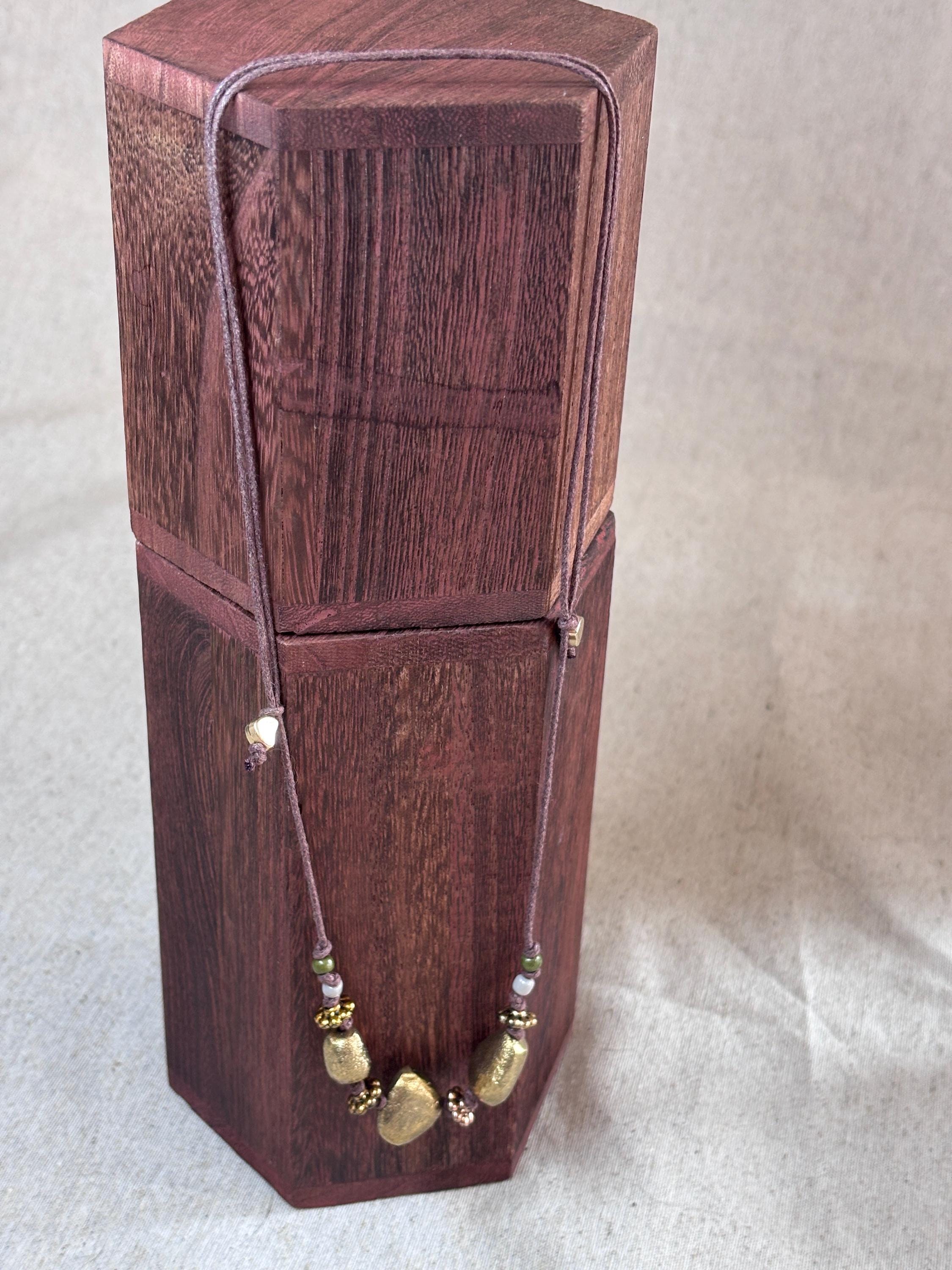 Collana boho con elementi in acciaio dorato | Collana con cordino marrone regolabile | Boho necklace artigianale idea regalo donna