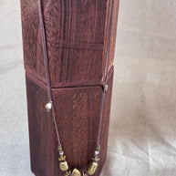 Collana boho con elementi in acciaio dorato | Collana con cordino marrone regolabile | Boho necklace artigianale idea regalo donna