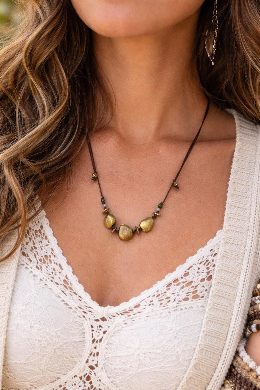 Collana boho con elementi in acciaio dorato | Collana con cordino marrone regolabile | Boho necklace artigianale idea regalo donna