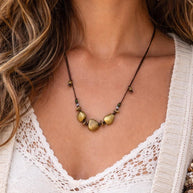 Collana boho con elementi in acciaio dorato | Collana con cordino marrone regolabile | Boho necklace artigianale idea regalo donna