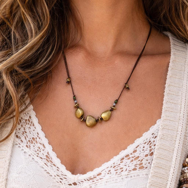 Collana boho con elementi in acciaio dorato | Collana con cordino marrone regolabile | Boho necklace artigianale idea regalo donna