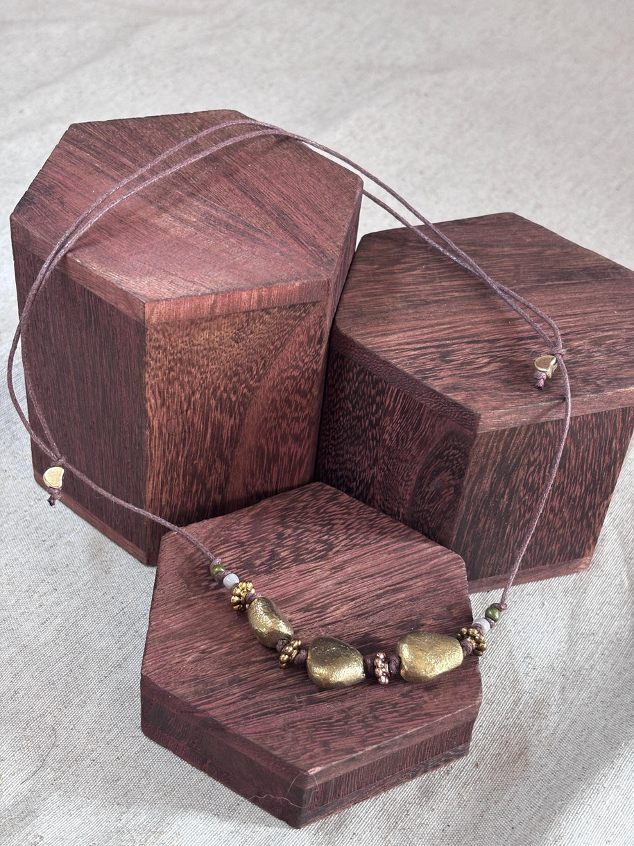 Collana boho con elementi in acciaio dorato | Collana con cordino marrone regolabile | Boho necklace artigianale idea regalo donna