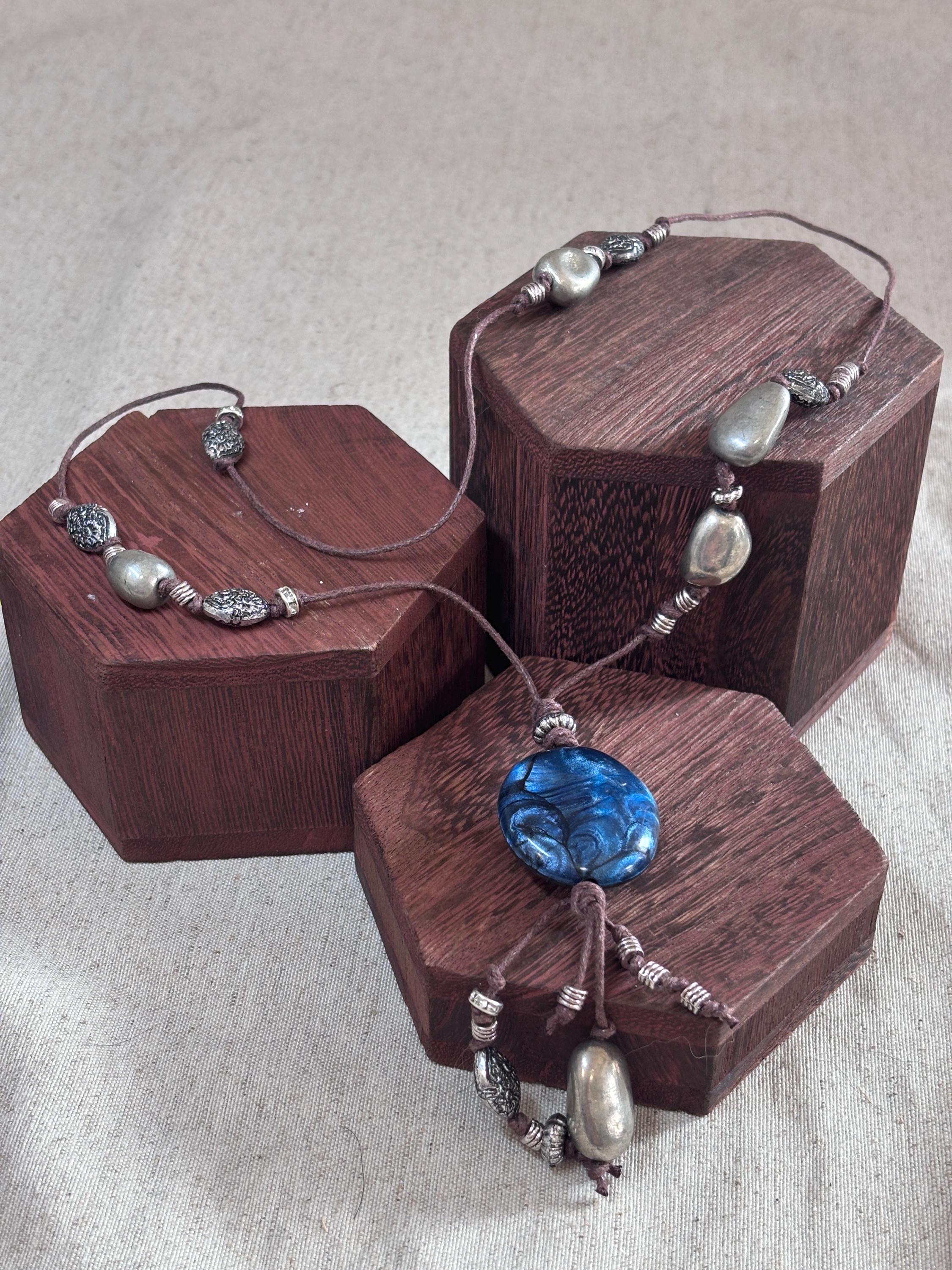 Collana boho lunga con pietra blu | Boho pendant necklace con cordino regolabile e perline | Collana lunga stile boho