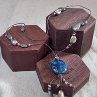 Collana boho lunga con pietra blu | Boho pendant necklace con cordino regolabile e perline | Collana lunga stile boho