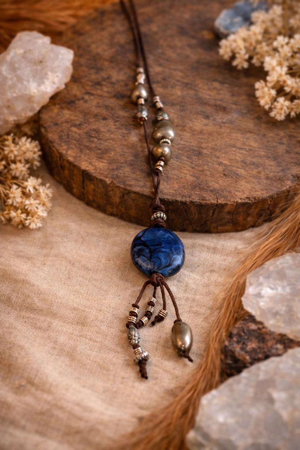 Collana boho lunga con pietra blu | Boho pendant necklace con cordino regolabile e perline | Collana lunga stile boho