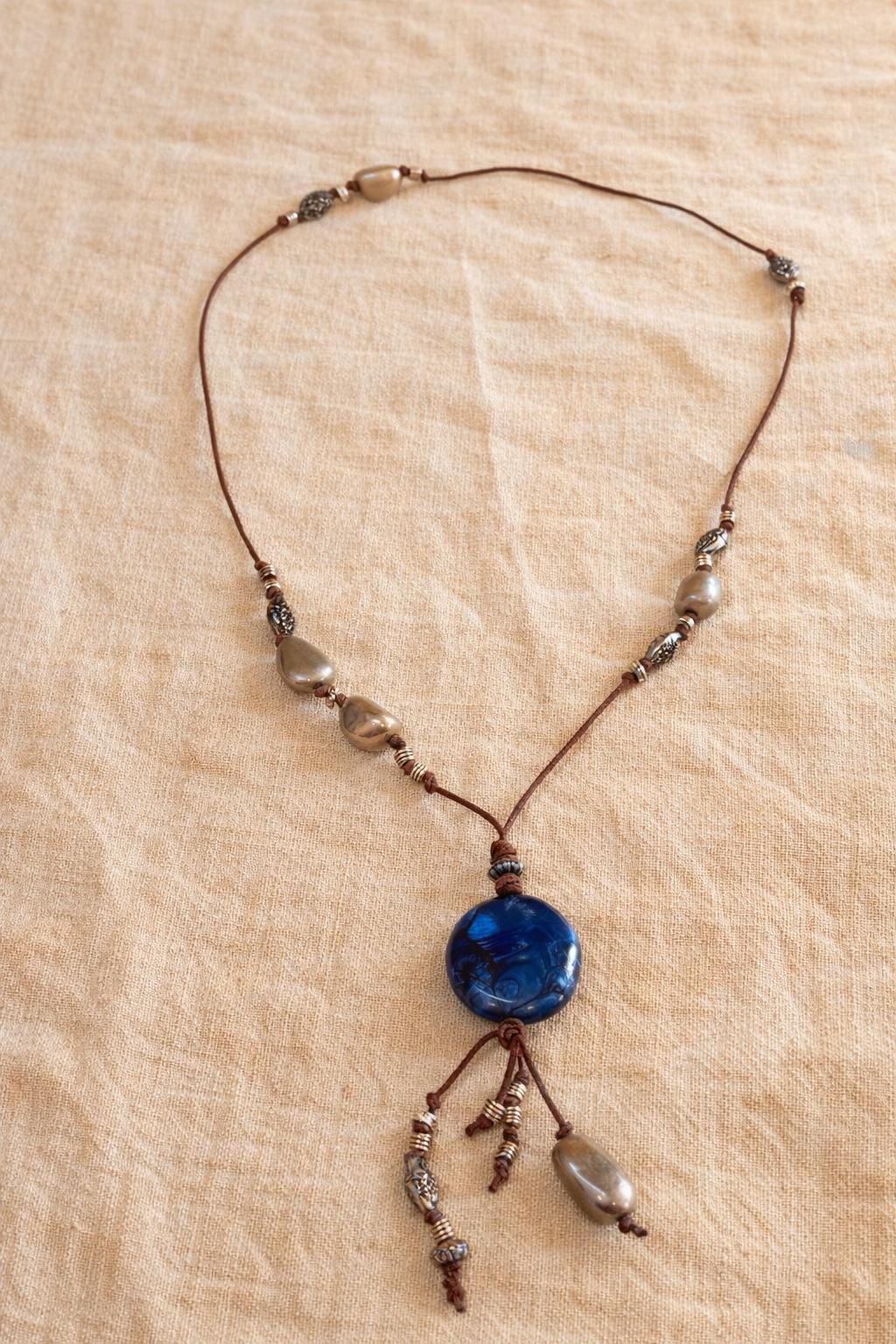 Collana boho lunga con pietra blu | Boho pendant necklace con cordino regolabile e perline | Collana lunga stile boho