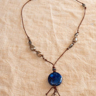 Collana boho lunga con pietra blu | Boho pendant necklace con cordino regolabile e perline | Collana lunga stile boho