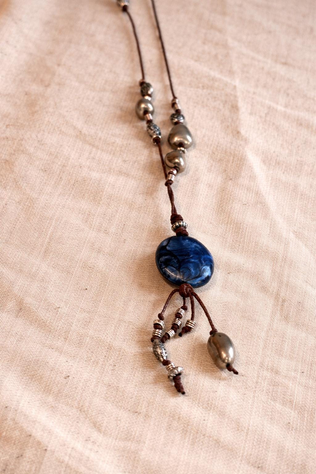 Collana boho lunga con pietra blu | Boho pendant necklace con cordino regolabile e perline | Collana lunga stile boho