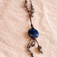 Collana boho lunga con pietra blu | Boho pendant necklace con cordino regolabile e perline | Collana lunga stile boho