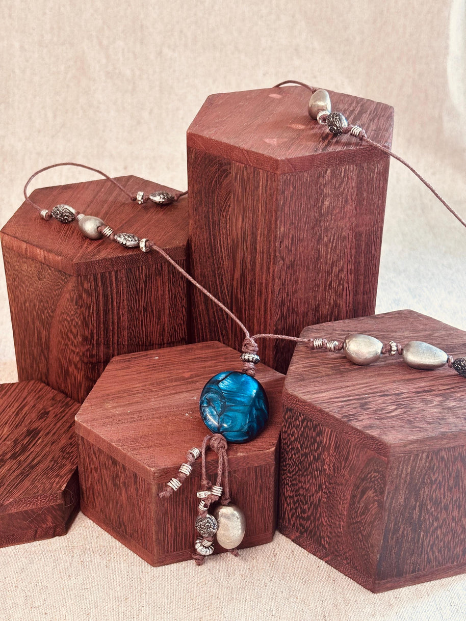 Collana boho lunga con pietra blu | Boho pendant necklace con cordino regolabile e perline | Collana lunga stile boho