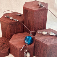 Collana boho lunga con pietra blu | Boho pendant necklace con cordino regolabile e perline | Collana lunga stile boho