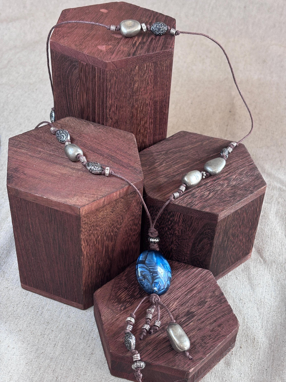 Collana boho lunga con pietra blu | Boho pendant necklace con cordino regolabile e perline | Collana lunga stile boho