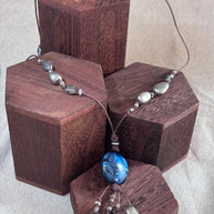 Collana boho lunga con pietra blu | Boho pendant necklace con cordino regolabile e perline | Collana lunga stile boho
