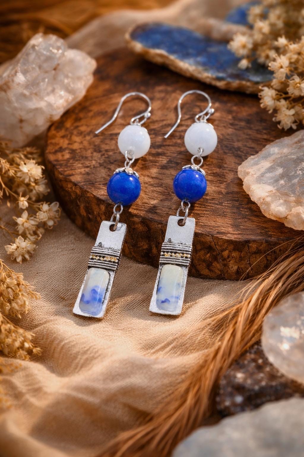 Orecchini boho in pietre dure blu e bianche con elementi smaltati | Orecchini etnici in acciaio inox | Orecchini pendenti artigianali donna