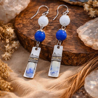 Orecchini boho in pietre dure blu e bianche con elementi smaltati | Orecchini etnici in acciaio inox | Orecchini pendenti artigianali donna