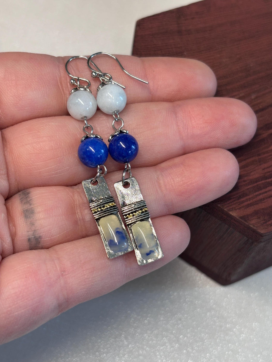 Orecchini boho in pietre dure blu e bianche con elementi smaltati | Orecchini etnici in acciaio inox | Orecchini pendenti artigianali donna