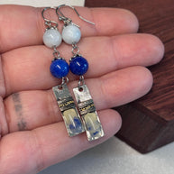 Orecchini boho in pietre dure blu e bianche con elementi smaltati | Orecchini etnici in acciaio inox | Orecchini pendenti artigianali donna