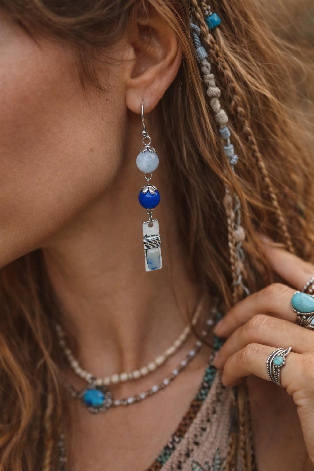 Orecchini boho in pietre dure blu e bianche con elementi smaltati | Orecchini etnici in acciaio inox | Orecchini pendenti artigianali donna