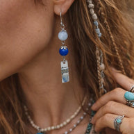 Orecchini boho in pietre dure blu e bianche con elementi smaltati | Orecchini etnici in acciaio inox | Orecchini pendenti artigianali donna