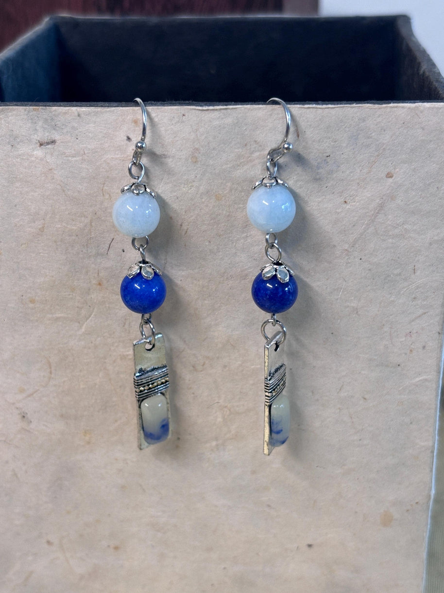 Orecchini boho in pietre dure blu e bianche con elementi smaltati | Orecchini etnici in acciaio inox | Orecchini pendenti artigianali donna