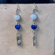 Orecchini boho in pietre dure blu e bianche con elementi smaltati | Orecchini etnici in acciaio inox | Orecchini pendenti artigianali donna