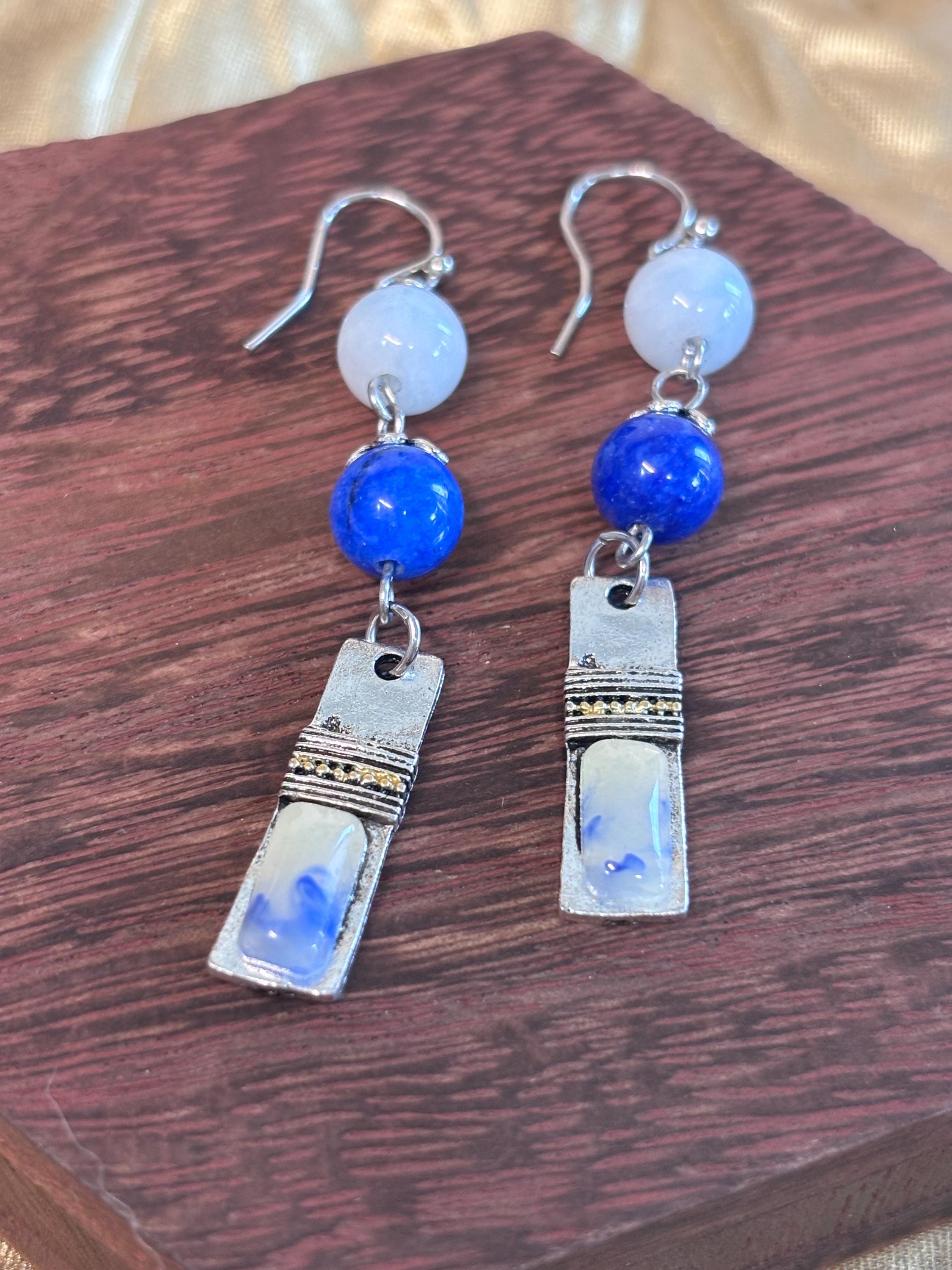 Orecchini boho in pietre dure blu e bianche con elementi smaltati | Orecchini etnici in acciaio inox | Orecchini pendenti artigianali donna