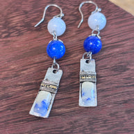 Orecchini boho in pietre dure blu e bianche con elementi smaltati | Orecchini etnici in acciaio inox | Orecchini pendenti artigianali donna