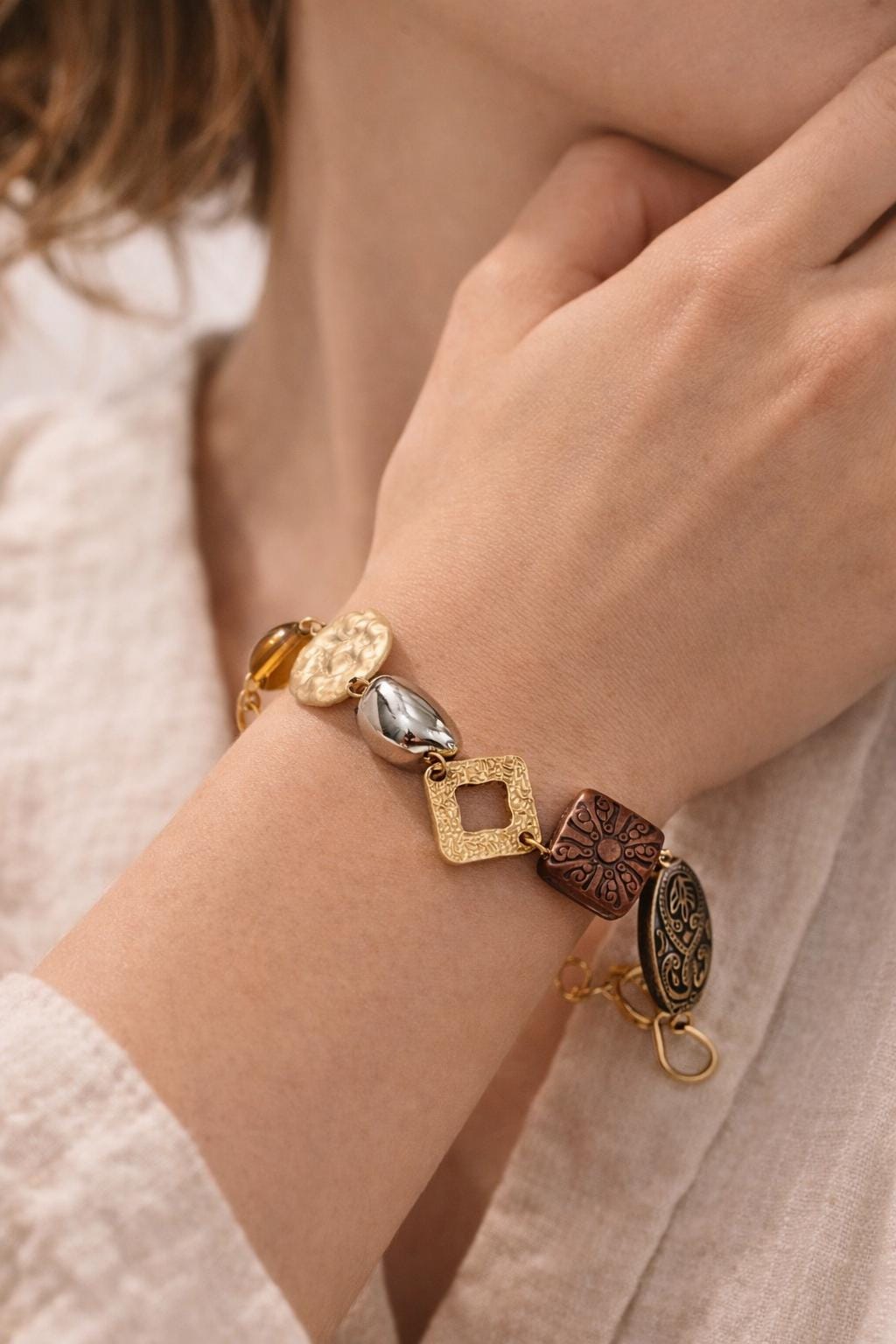 Bracciale boho etnico ambra marrone | Bracciale donna con perline in vetro e elementi dorati | Acciaio antiallergico