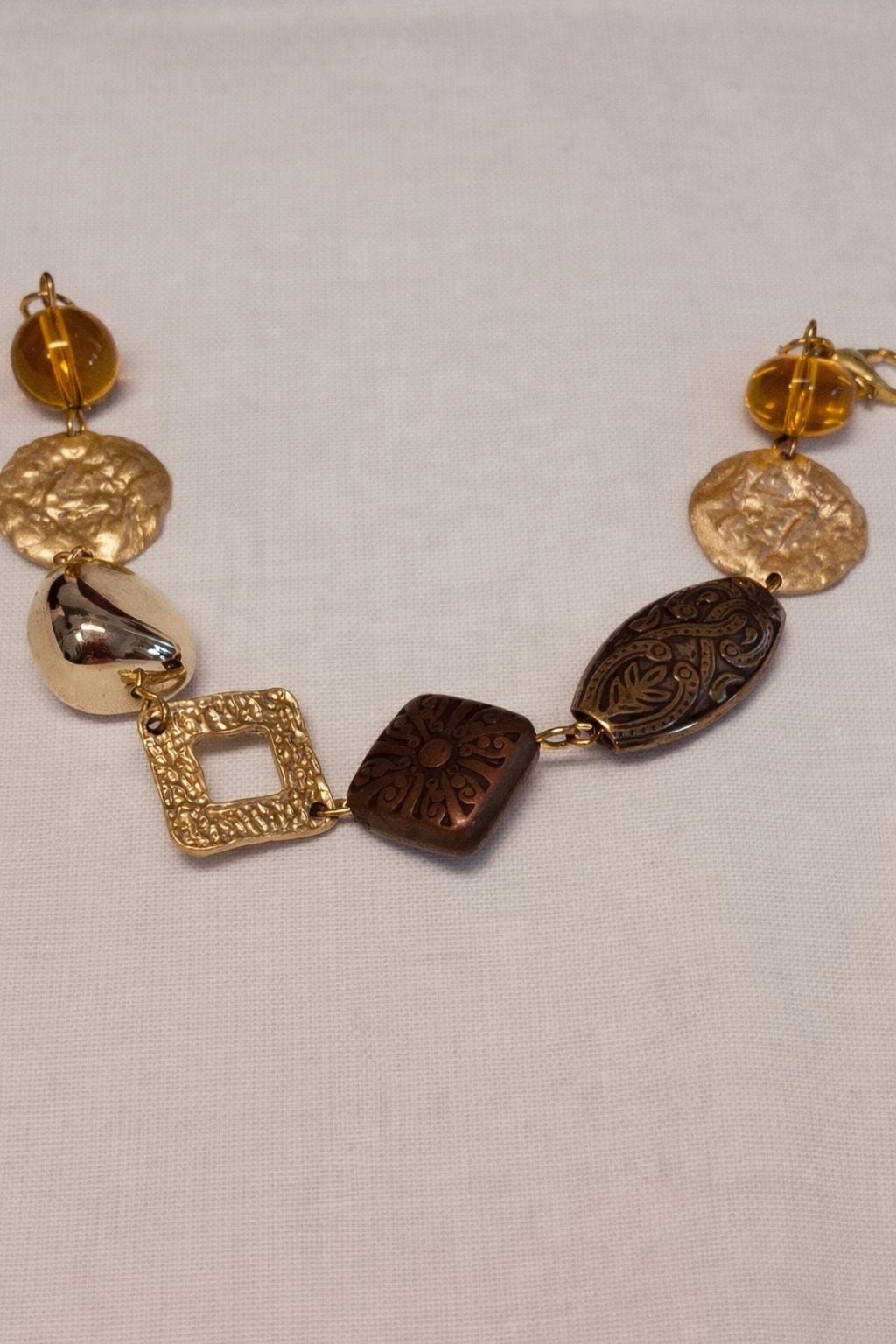 Bracciale boho etnico ambra marrone | Bracciale donna con perline in vetro e elementi dorati | Acciaio antiallergico