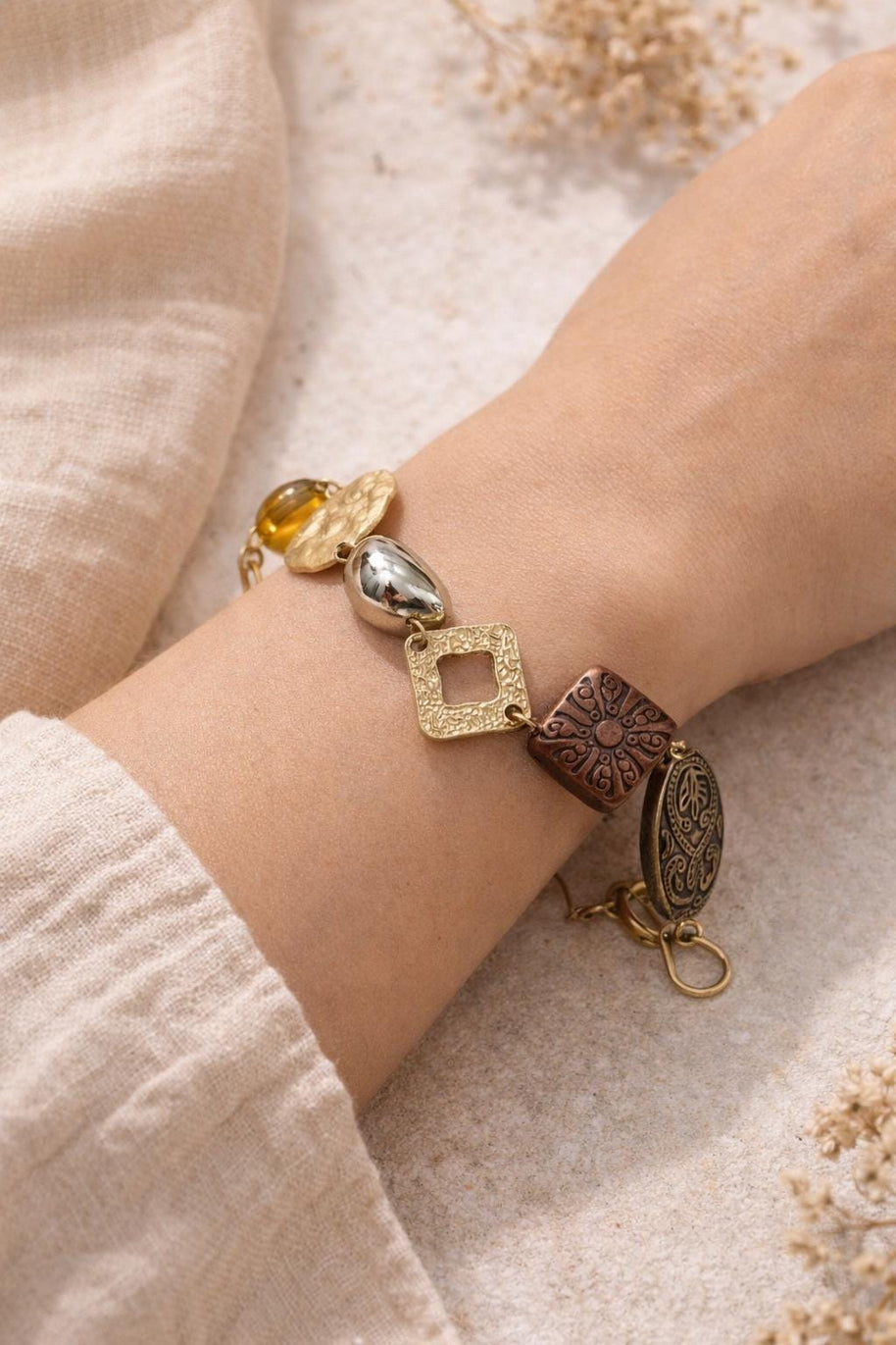 Bracciale boho etnico ambra marrone | Bracciale donna con perline in vetro e elementi dorati | Acciaio antiallergico