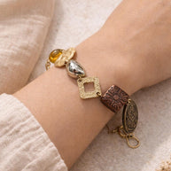 Bracciale boho etnico ambra marrone | Bracciale donna con perline in vetro e elementi dorati | Acciaio antiallergico