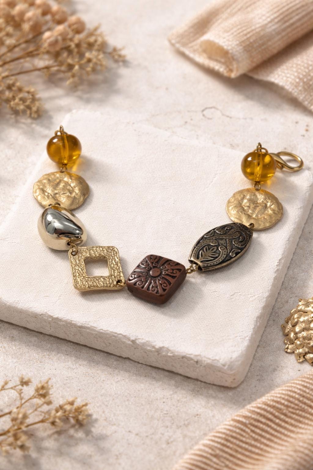 Bracciale boho etnico ambra marrone | Bracciale donna con perline in vetro e elementi dorati | Acciaio antiallergico