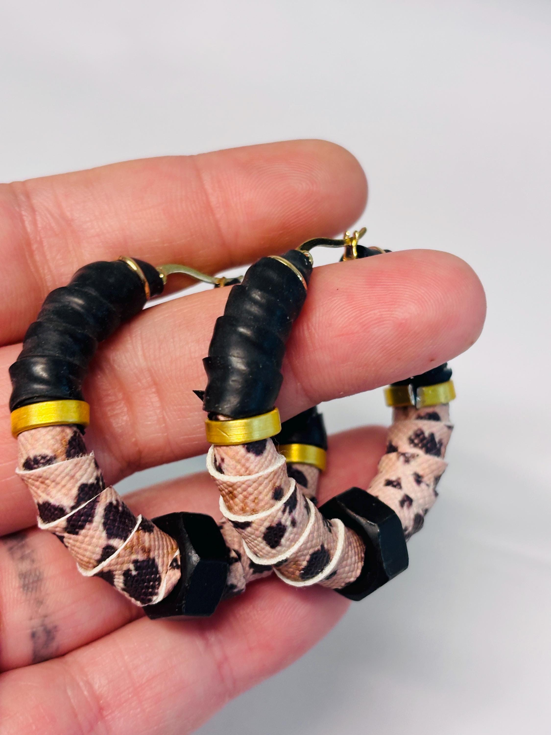 Orecchini a cerchio rock con bullone nero e stampa leopardata | Hoop earrings stile industrial | Orecchini acciaio antiallergico donna