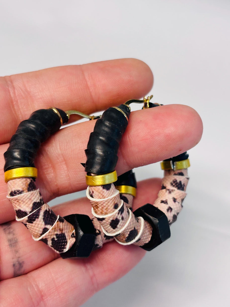 Orecchini a cerchio rock con bullone nero e stampa leopardata | Hoop earrings stile industrial | Orecchini acciaio antiallergico donna