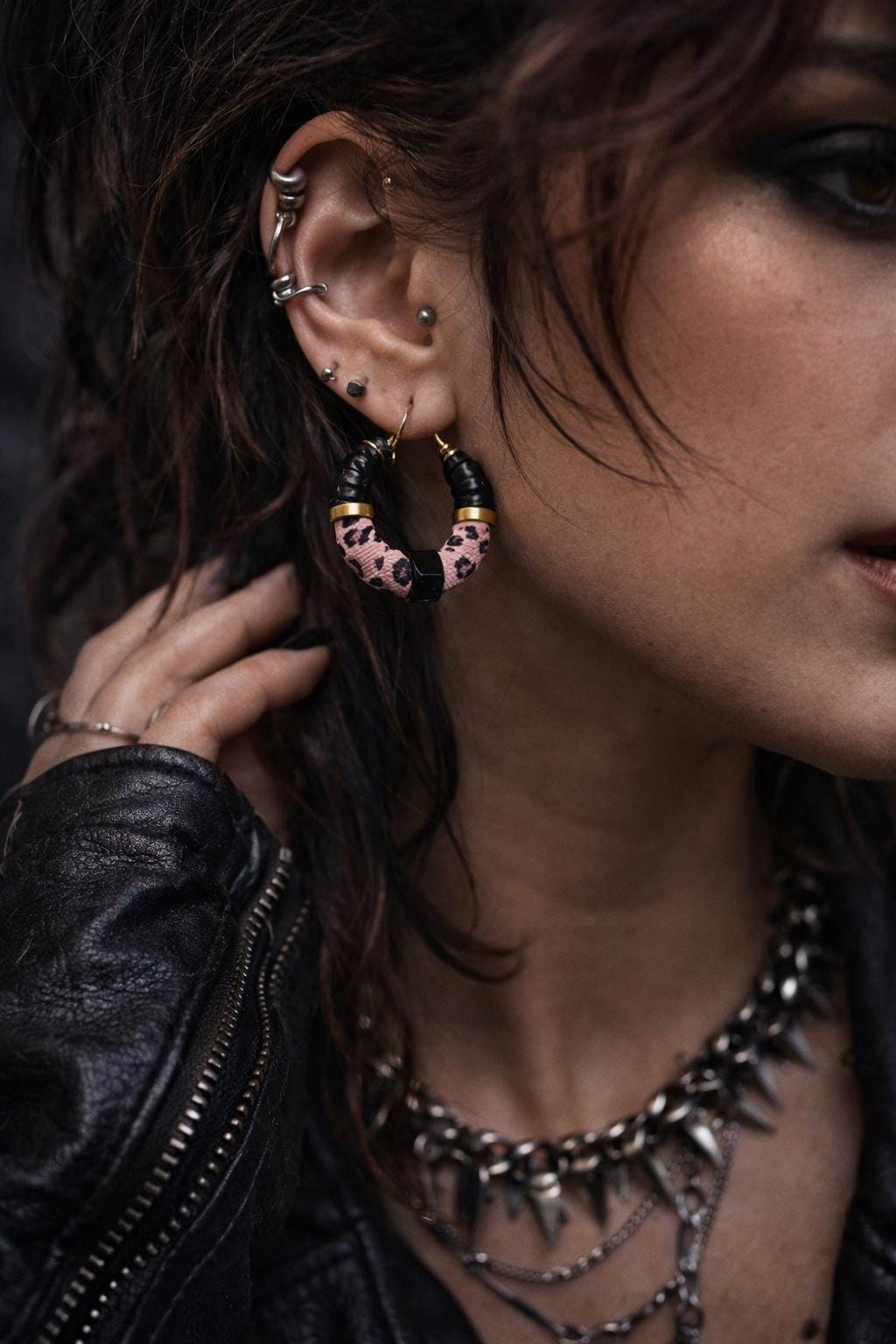 Orecchini a cerchio rock con bullone nero e stampa leopardata | Hoop earrings stile industrial | Orecchini acciaio antiallergico donna
