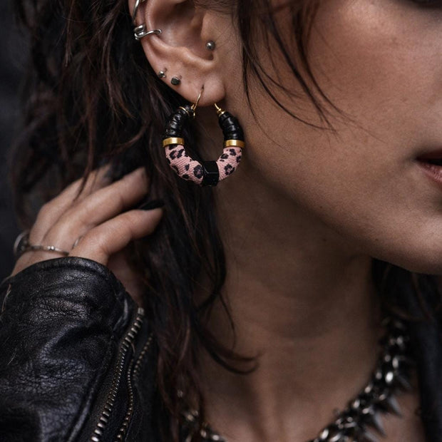 Orecchini a cerchio rock con bullone nero e stampa leopardata | Hoop earrings stile industrial | Orecchini acciaio antiallergico donna