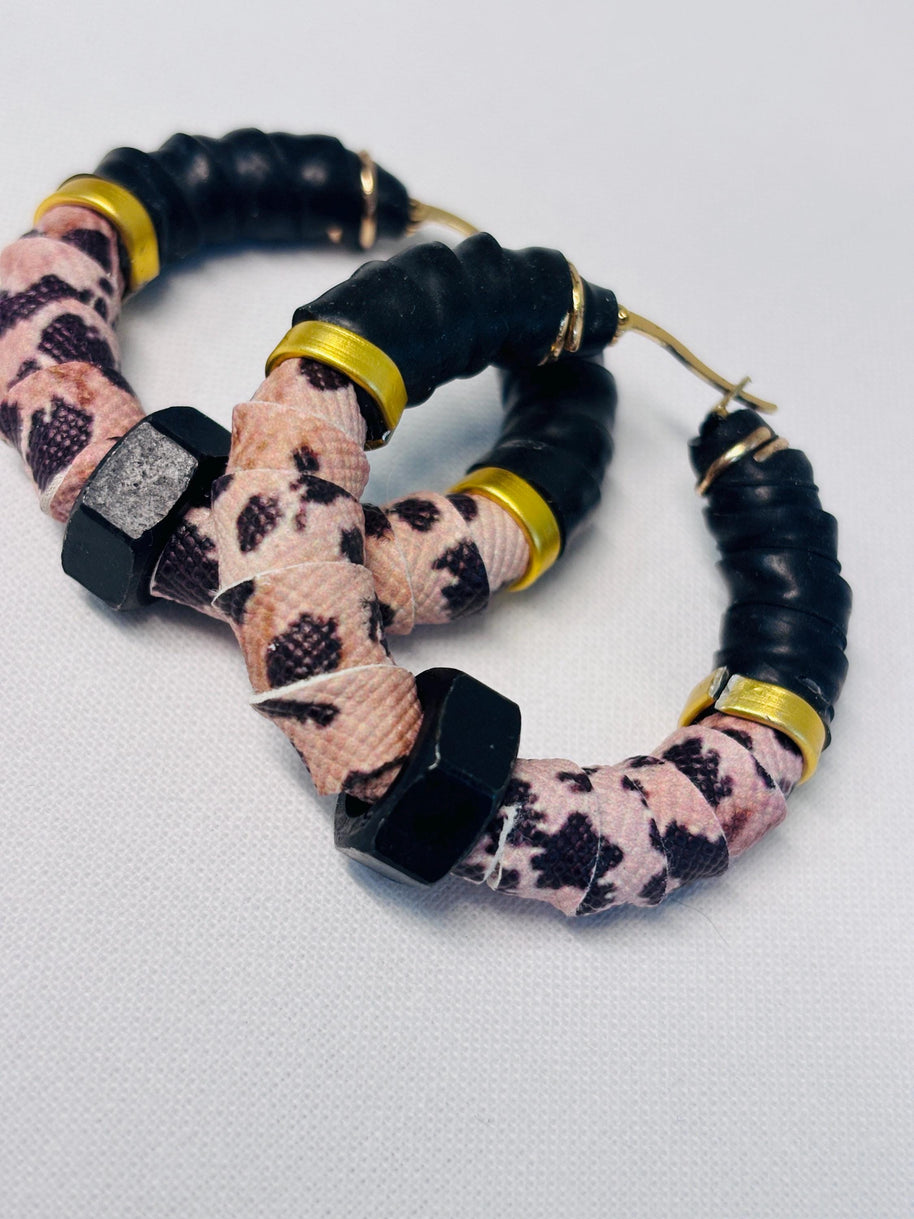 Orecchini a cerchio rock con bullone nero e stampa leopardata | Hoop earrings stile industrial | Orecchini acciaio antiallergico donna