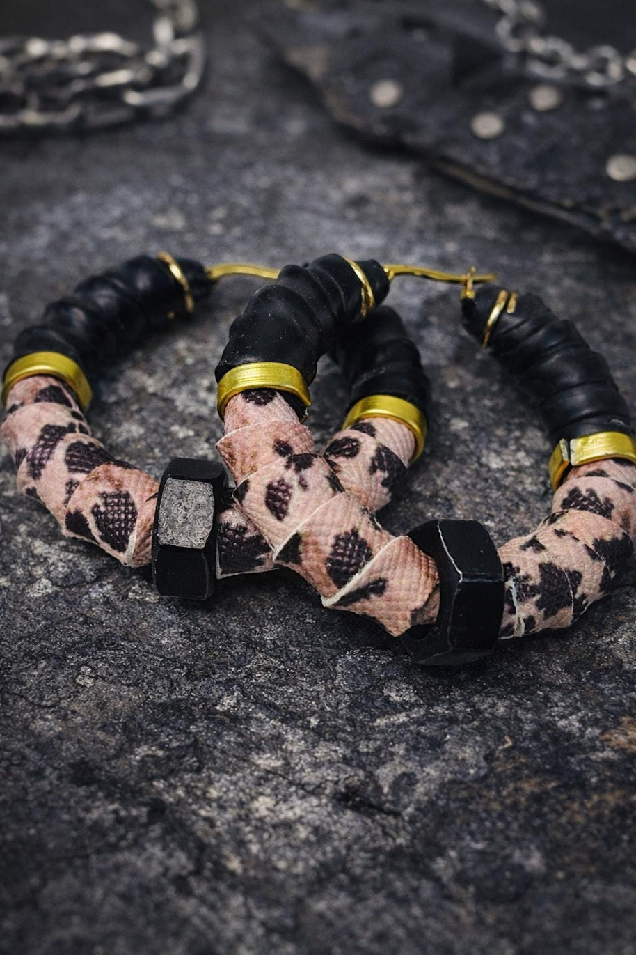 Orecchini a cerchio rock con bullone nero e stampa leopardata | Hoop earrings stile industrial | Orecchini acciaio antiallergico donna