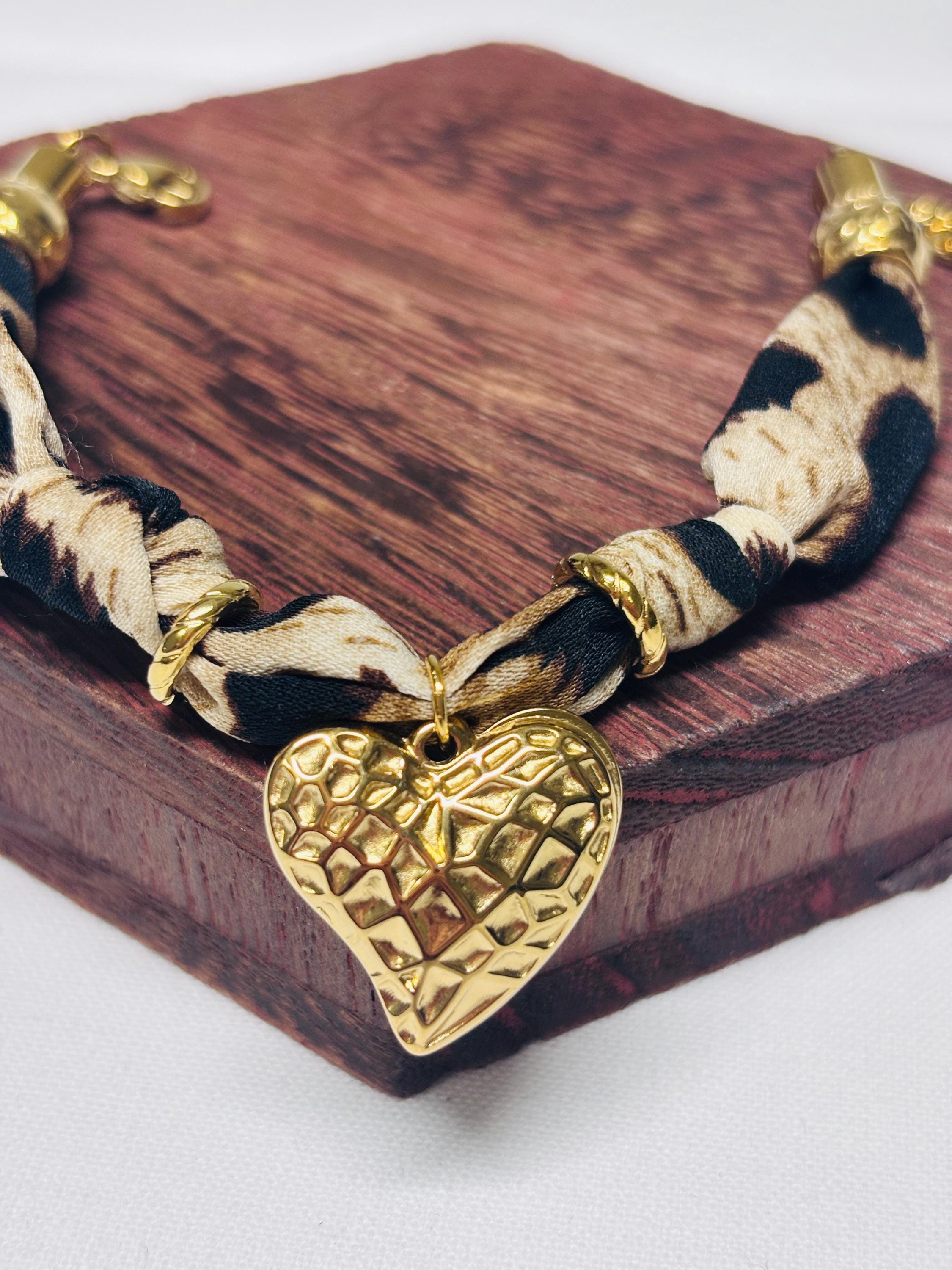 Bracciale animalier con cuore dorato | Bracciale leopardato in tessuto con charm cuore | Gioiello elegante donna in acciaio antiallergico