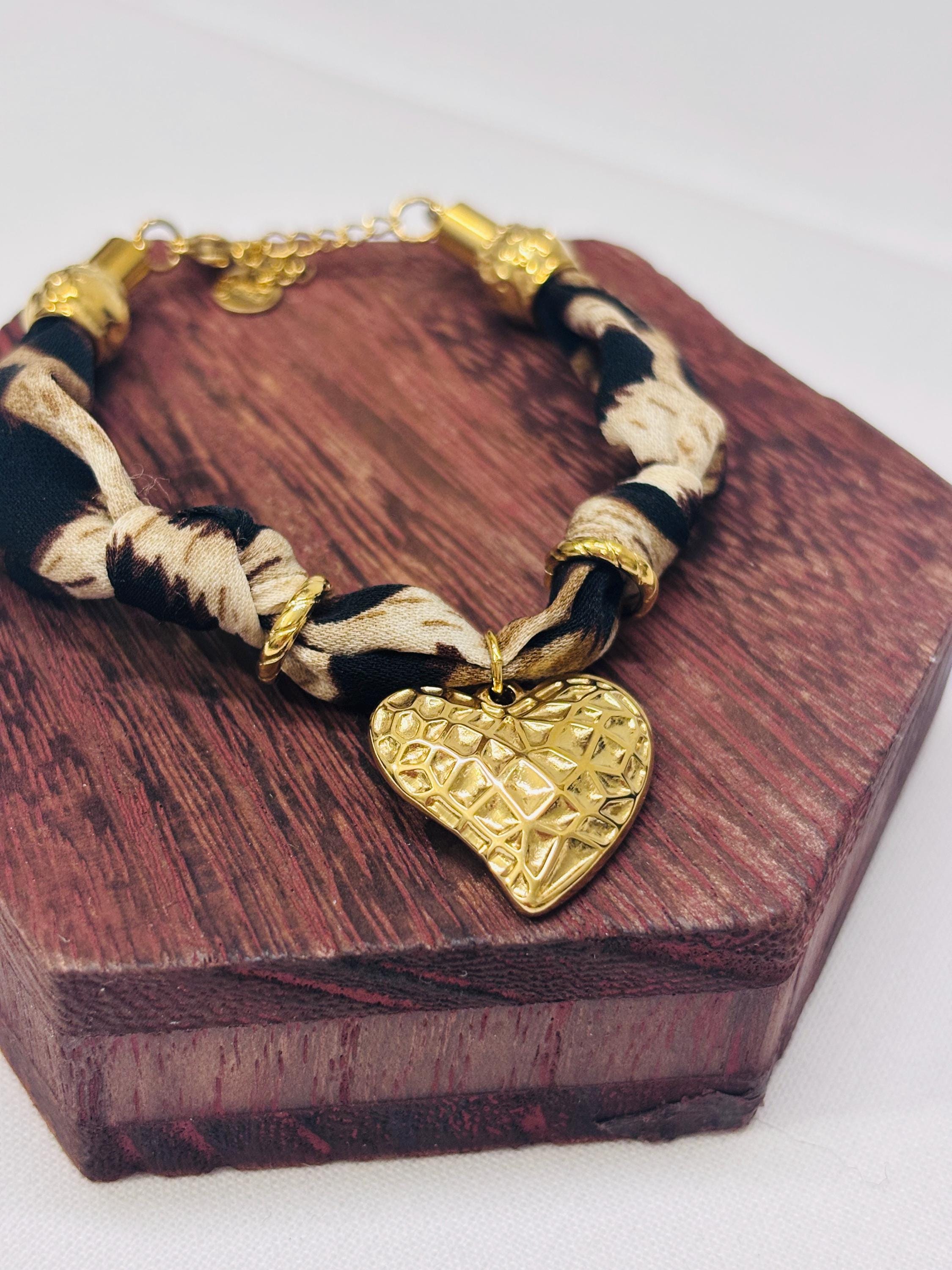 Bracciale animalier con cuore dorato | Bracciale leopardato in tessuto con charm cuore | Gioiello elegante donna in acciaio antiallergico