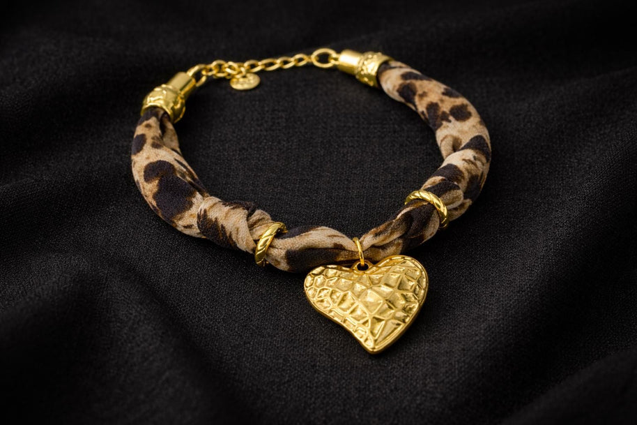 Bracciale animalier con cuore dorato | Bracciale leopardato in tessuto con charm cuore | Gioiello elegante donna in acciaio antiallergico