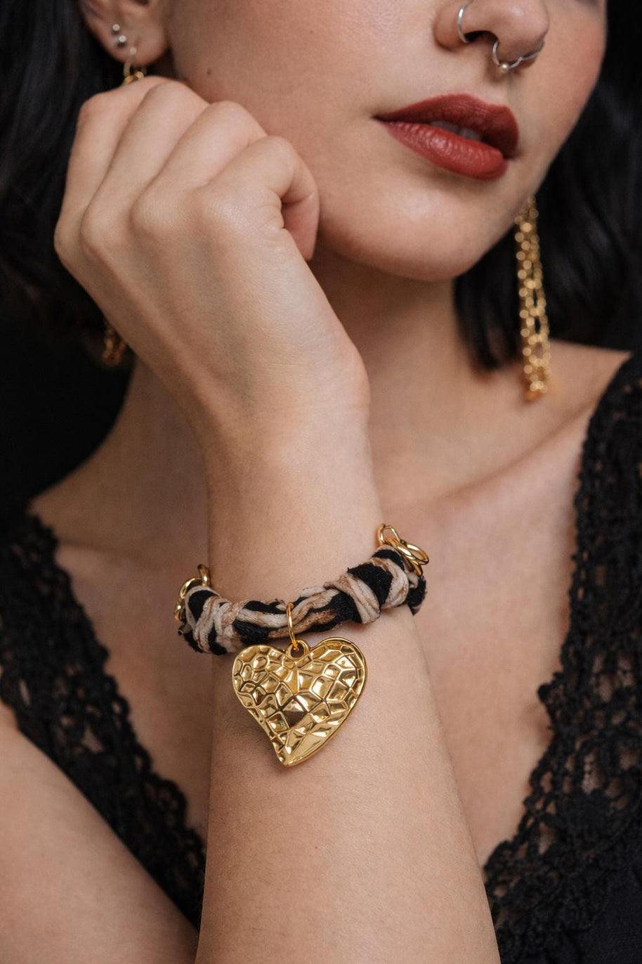 Bracciale animalier con cuore dorato | Bracciale leopardato in tessuto con charm cuore | Gioiello elegante donna in acciaio antiallergico