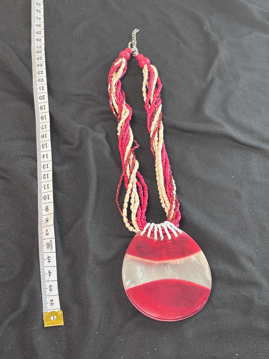 Collana boho rossa con ciondolo effetto madreperlato | Collana multifilo con perline bianco rosso | Collana etnica donna | Gioiello estate
