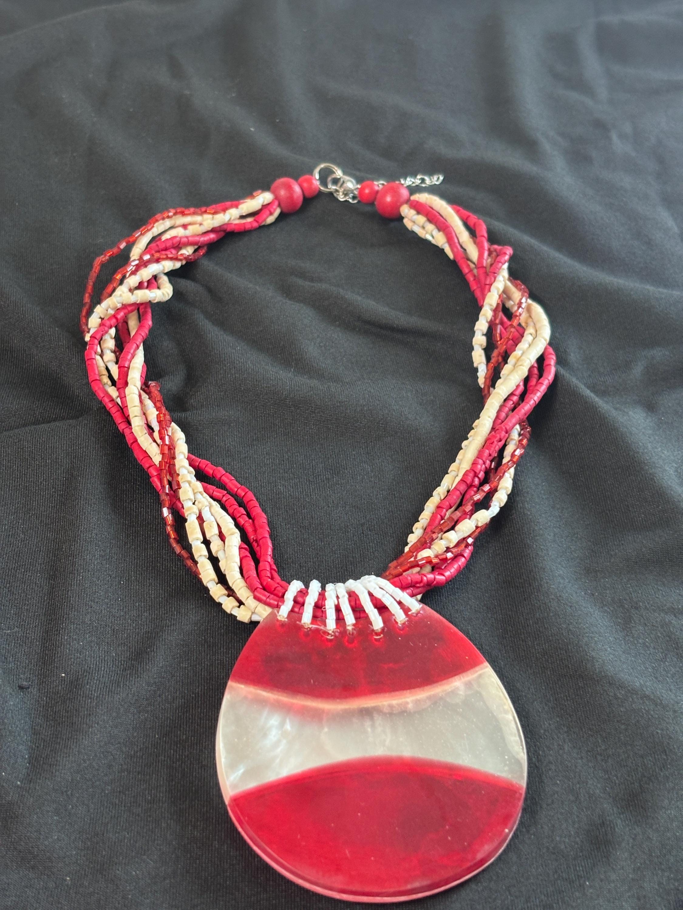 Collana boho rossa con ciondolo effetto madreperlato | Collana multifilo con perline bianco rosso | Collana etnica donna | Gioiello estate