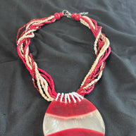 Collana boho rossa con ciondolo effetto madreperlato | Collana multifilo con perline bianco rosso | Collana etnica donna | Gioiello estate