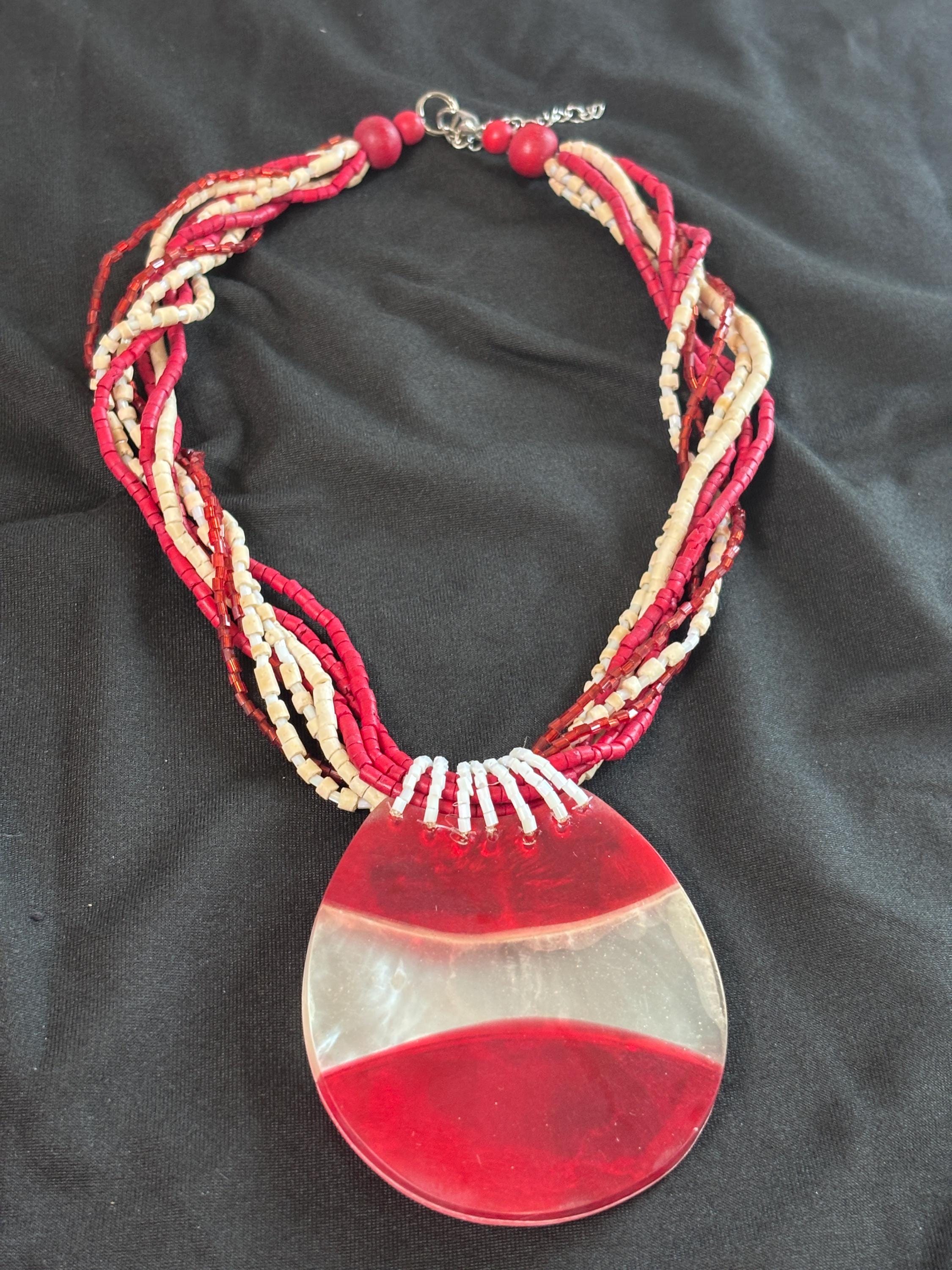Collana boho rossa con ciondolo effetto madreperlato | Collana multifilo con perline bianco rosso | Collana etnica donna | Gioiello estate
