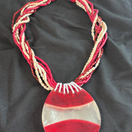 Collana boho rossa con ciondolo effetto madreperlato | Collana multifilo con perline bianco rosso | Collana etnica donna | Gioiello estate